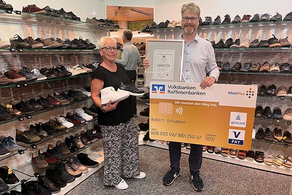 eine Frau und ein Mann in einem Schuhgeschäft