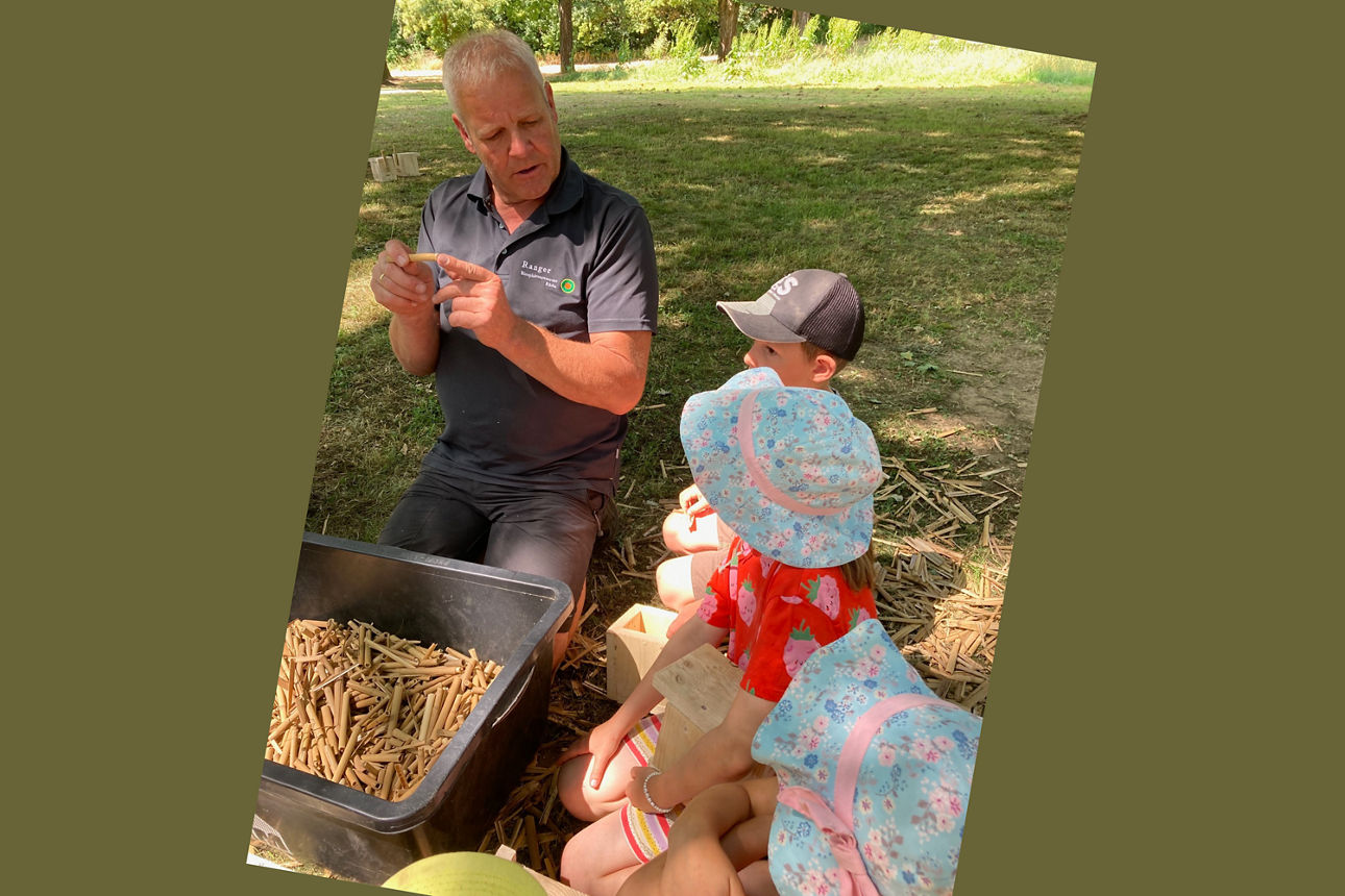 Kinder schauen dem Rhönranger Arnold Will zu