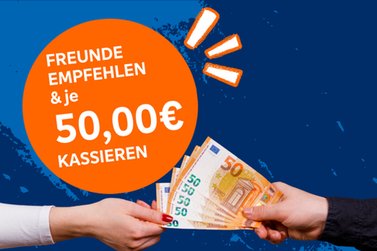 Drei Freunde mit Sonnenbrillen sitzen im Freien und schauen gemeinsam auf ihre Smartphones.