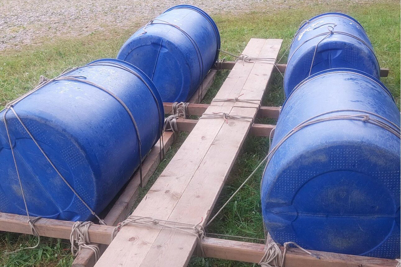 Floß aus Tonnen und Bretter