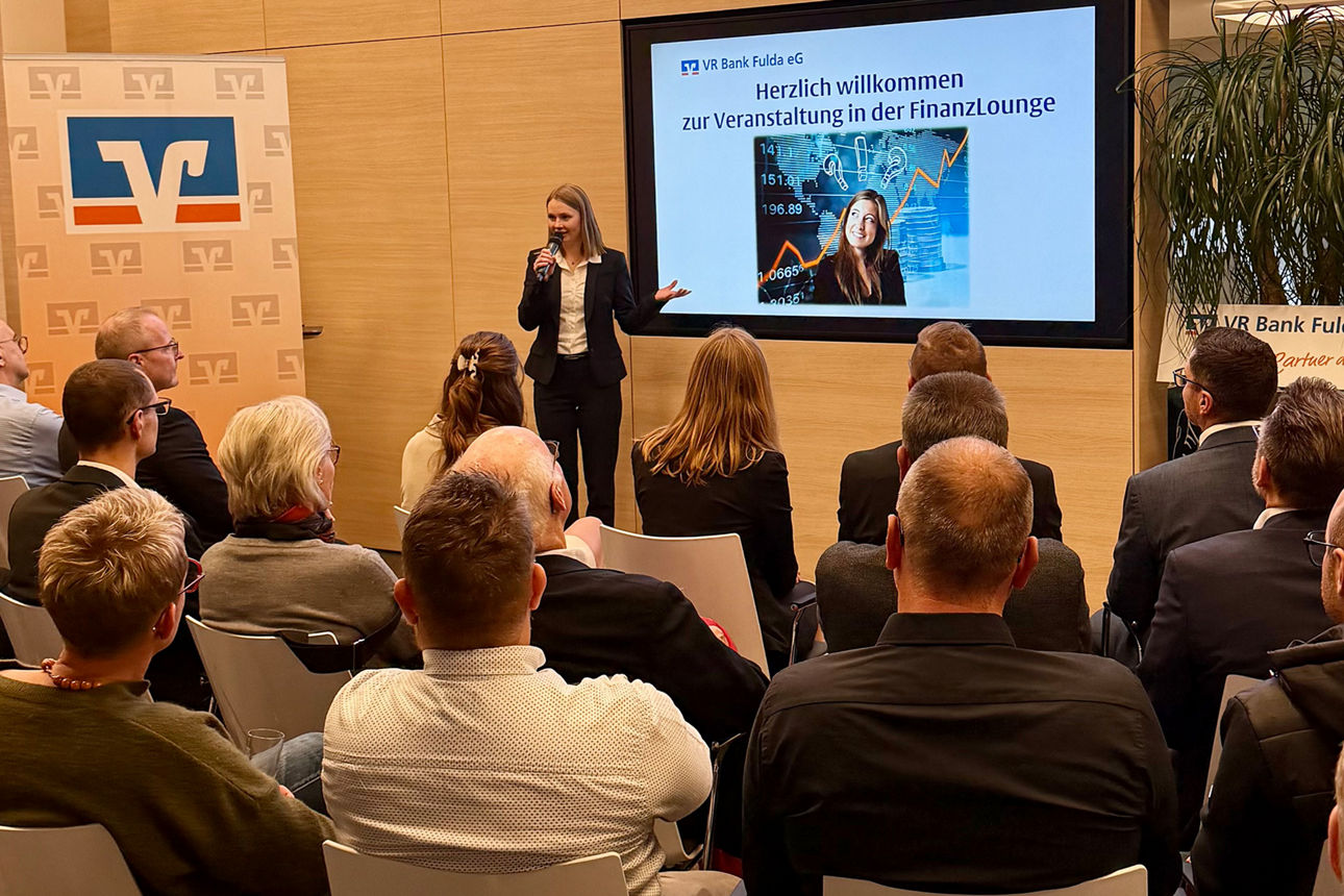 Zeigt Patricia Appel beim Präsentieren vor Publikum in der FinanzLounge der VR Bank Fulda