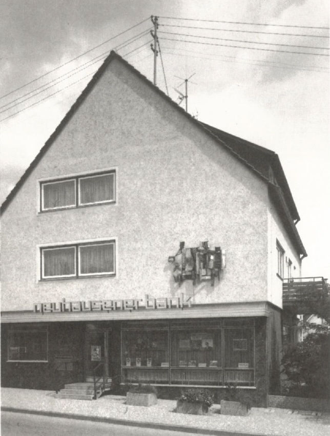 Eine Schwarz-Weiß-Fotografie eines zweistöckigen Gebäudes mit einer Schaufensterfront