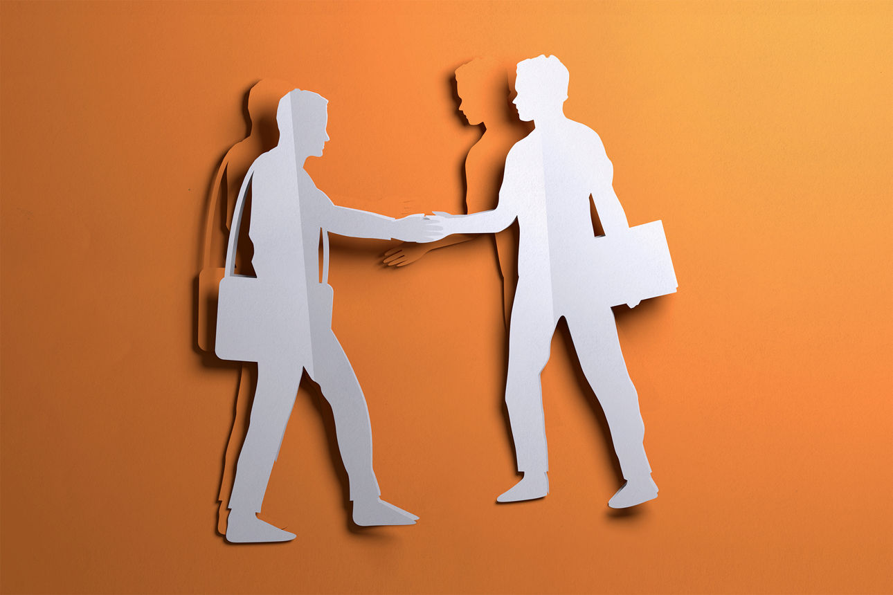 Zwei Personen geben sich die Hand