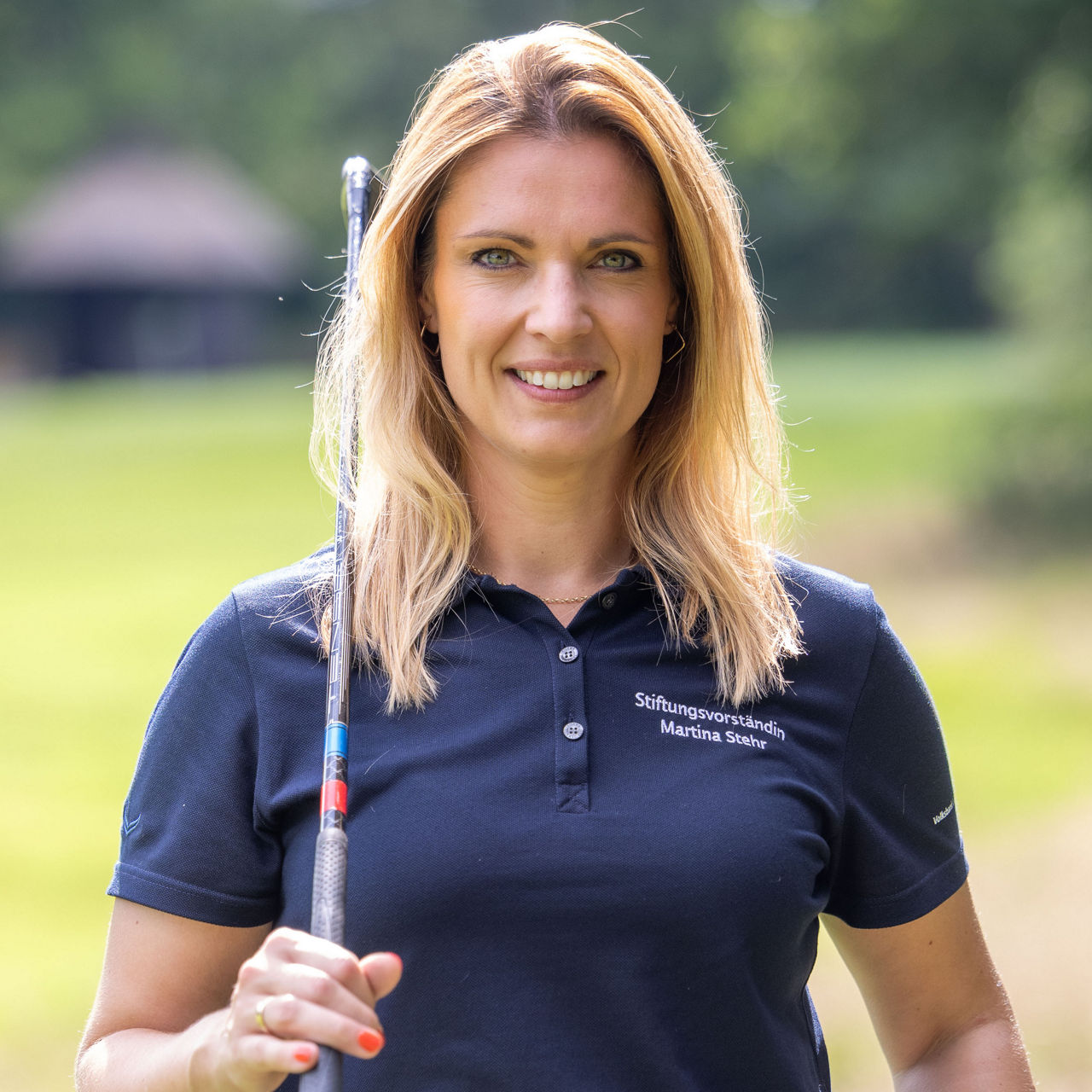 VBLH Martina Stehr mit einem Golfschläger auf der Schulter 