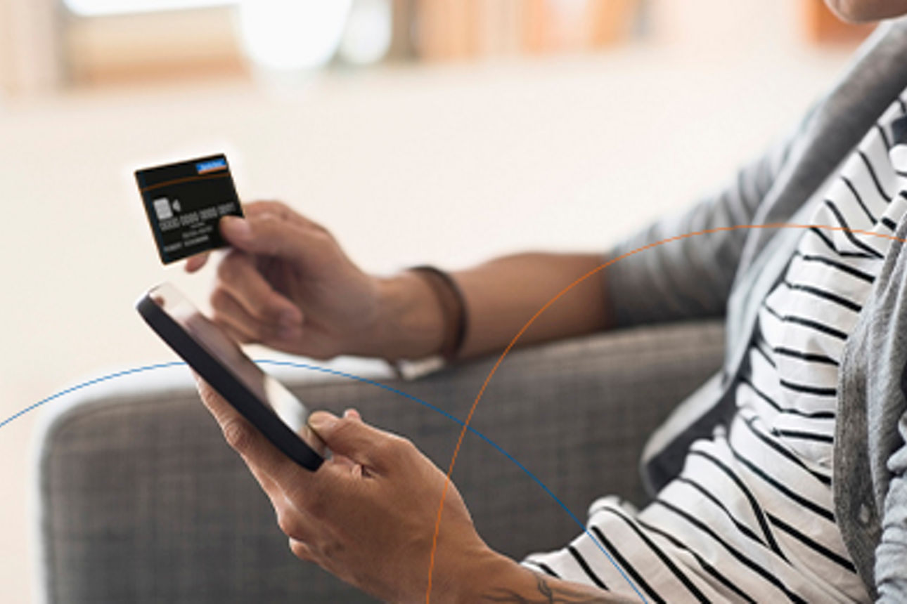 Mann schaut auf Karte