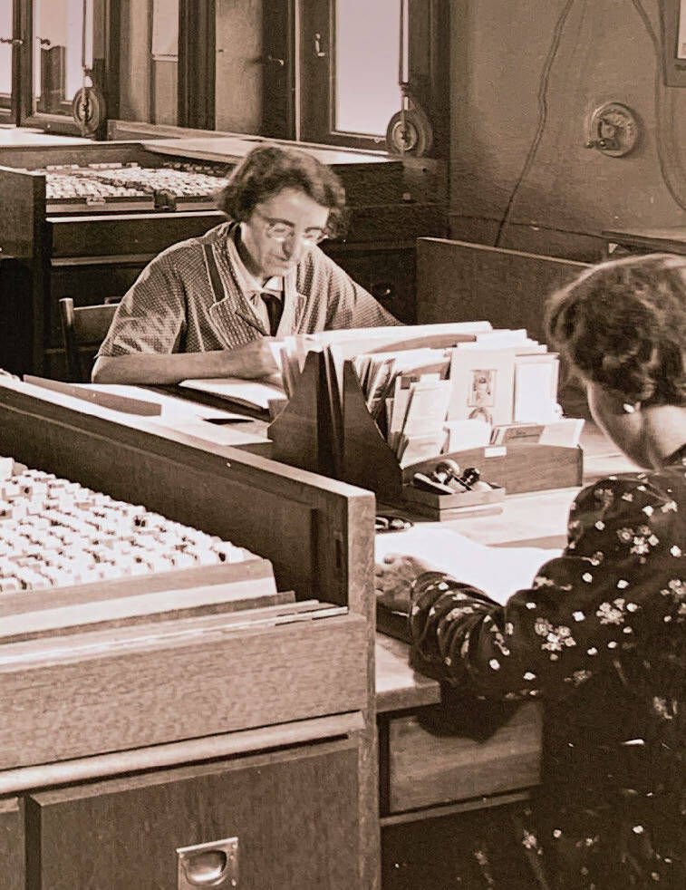 Historisches Bild von zwei Frauen bei der Büroarbeit