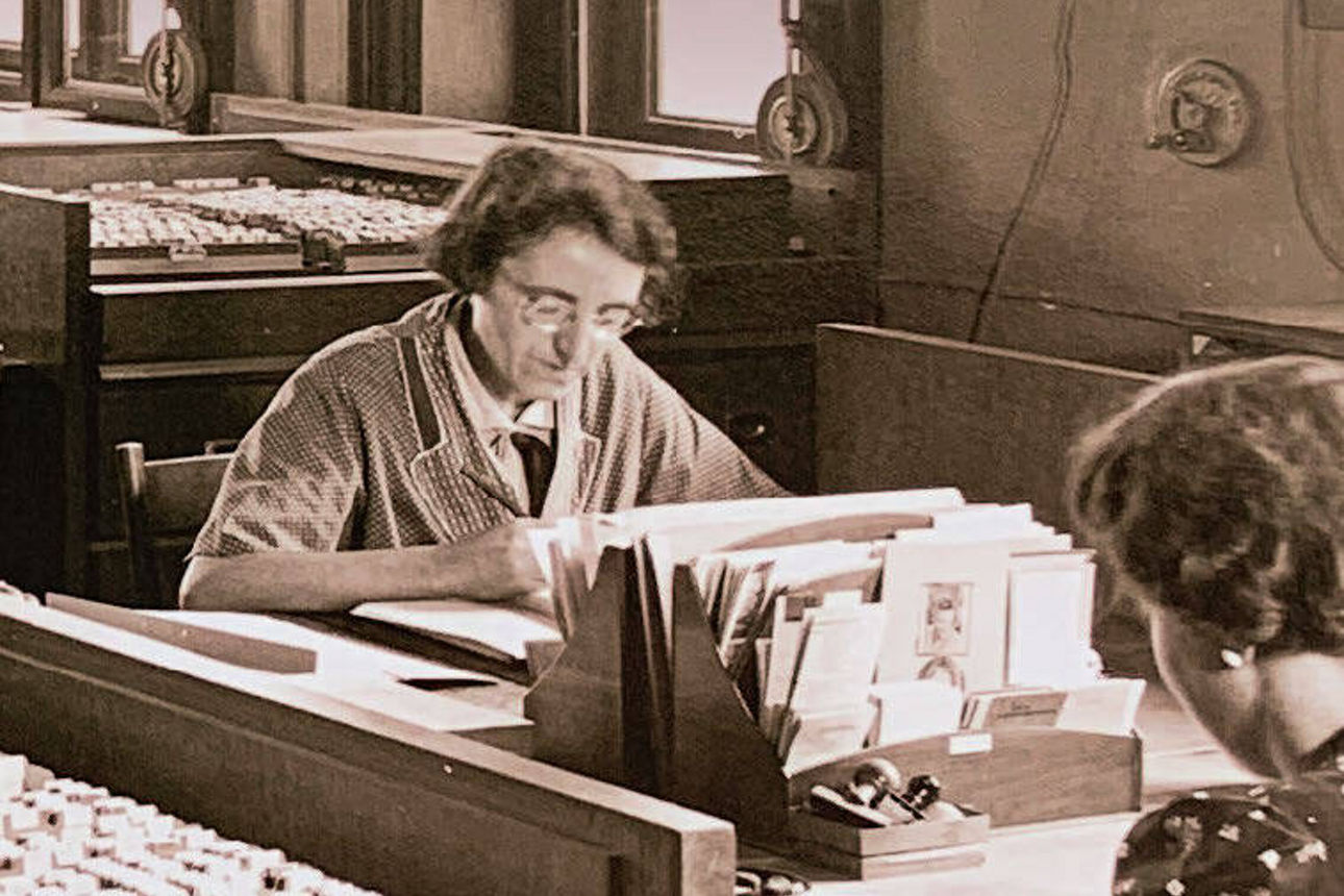 Historisches Bild von zwei Frauen bei der Büroarbeit