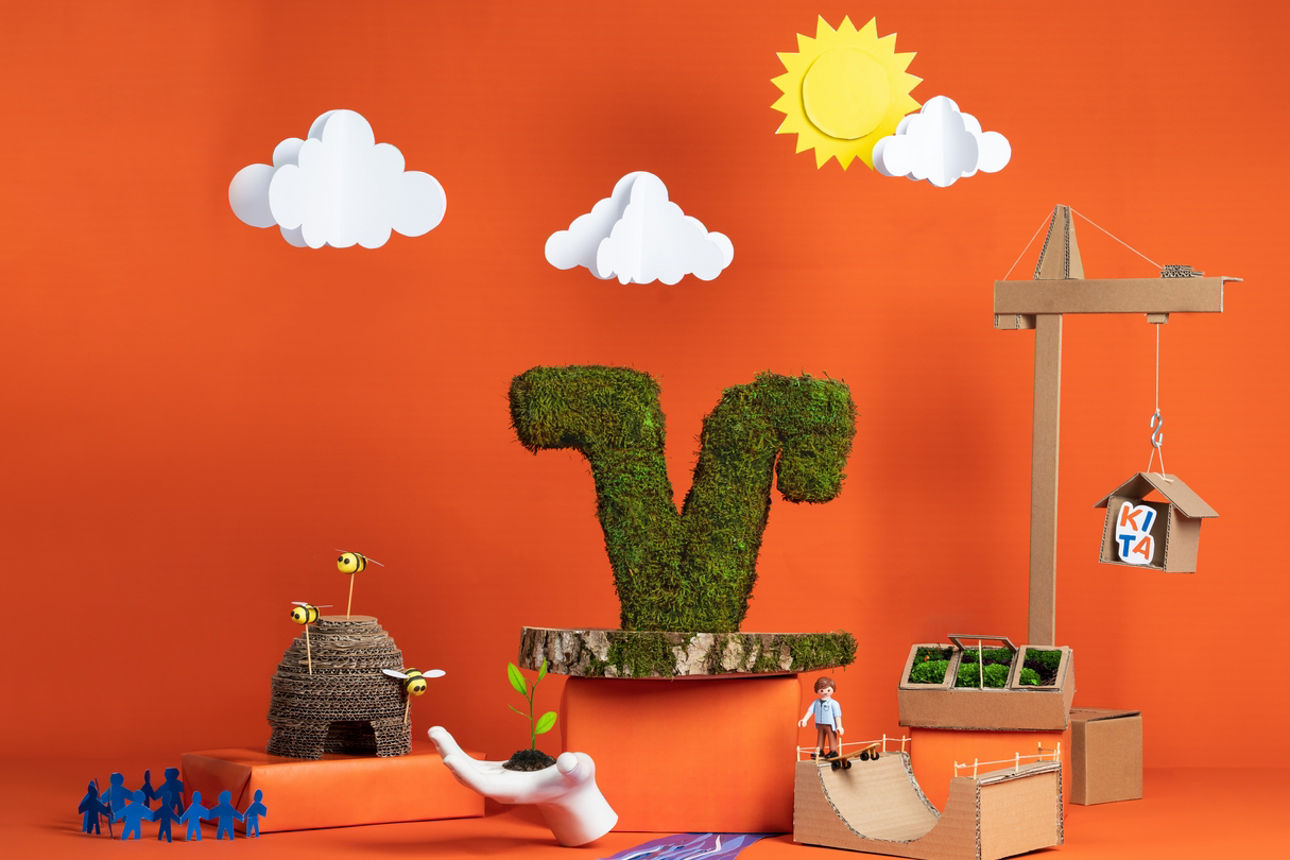 Grafik zum Thema Bio Banking mit orangen Hintergrund zeigt Sonne, drei Wolken und nachhaltigen Projekten.