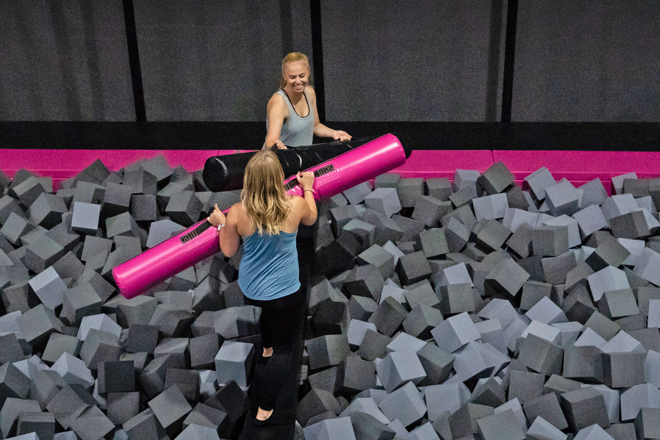 Zwei Kinder spielen in einem Schaumstoffbad