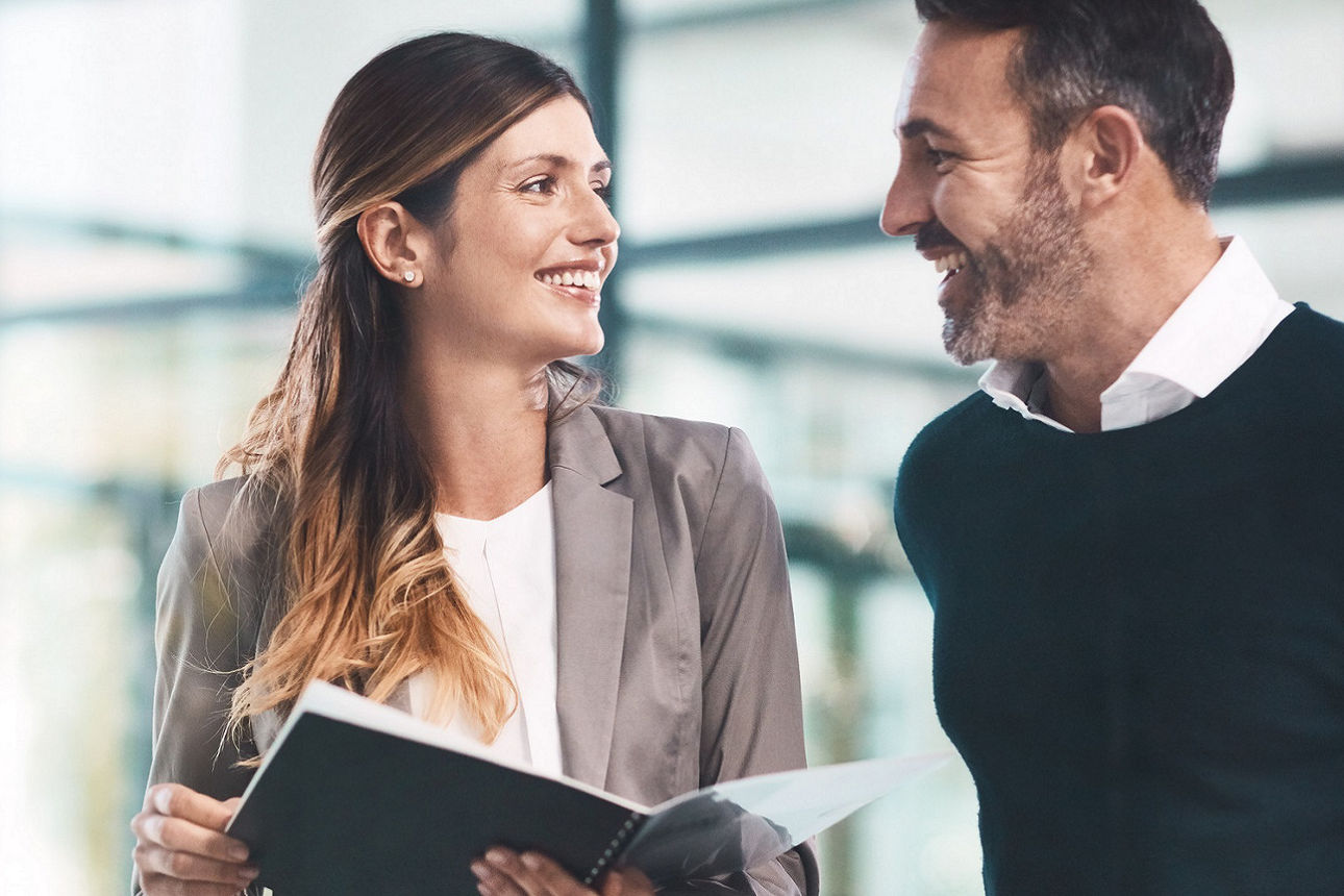 2 Menschen stehen in einem Büro