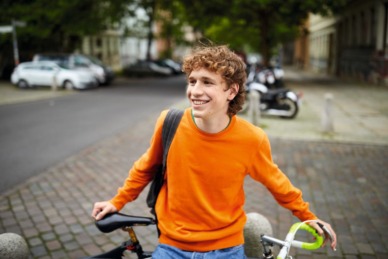 Ein Jugendlicher fährt Fahrrad