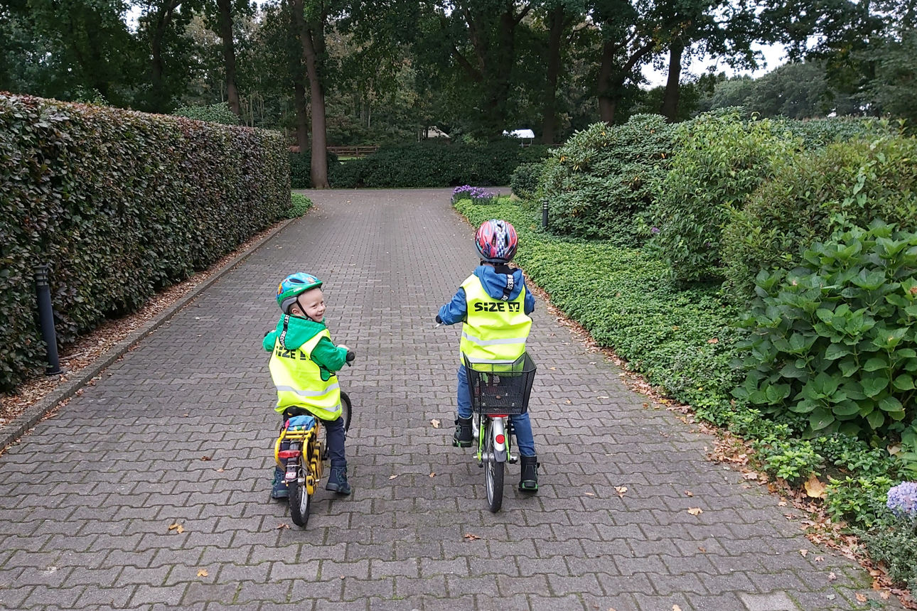 Zwei Jungs auf dem Fahrrad