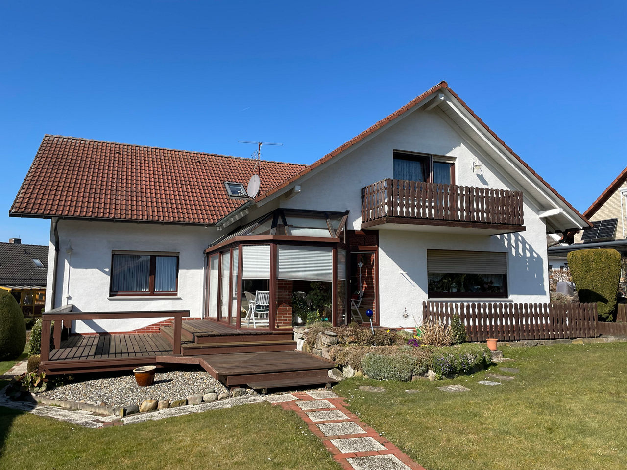 Außergewöhnliches Ein- bis Zweifamilienhaus auf gepflegtem Grundstück in Holzhausen!