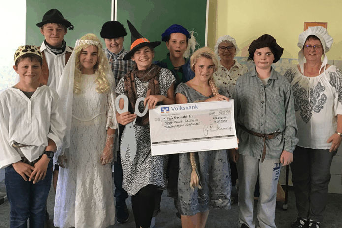 Scheckübergabe an die Theater AG der Förderschule Waldheim