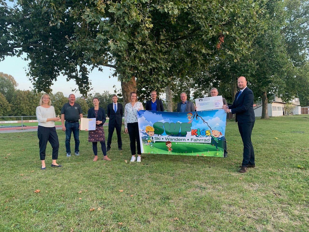 Preisübergabe durch Stefan Schmidt (Bereichsleiter Volksbank Dreieich eG) und Marcel Riemer (Filialleiter Volksbank Dreieich 