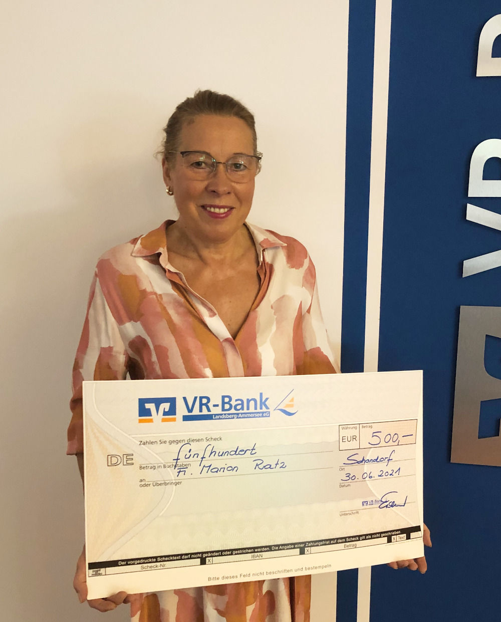 Unsere Kundin Marion Ratz freut sich über Ihren Gewinn in Höhe von 500€
