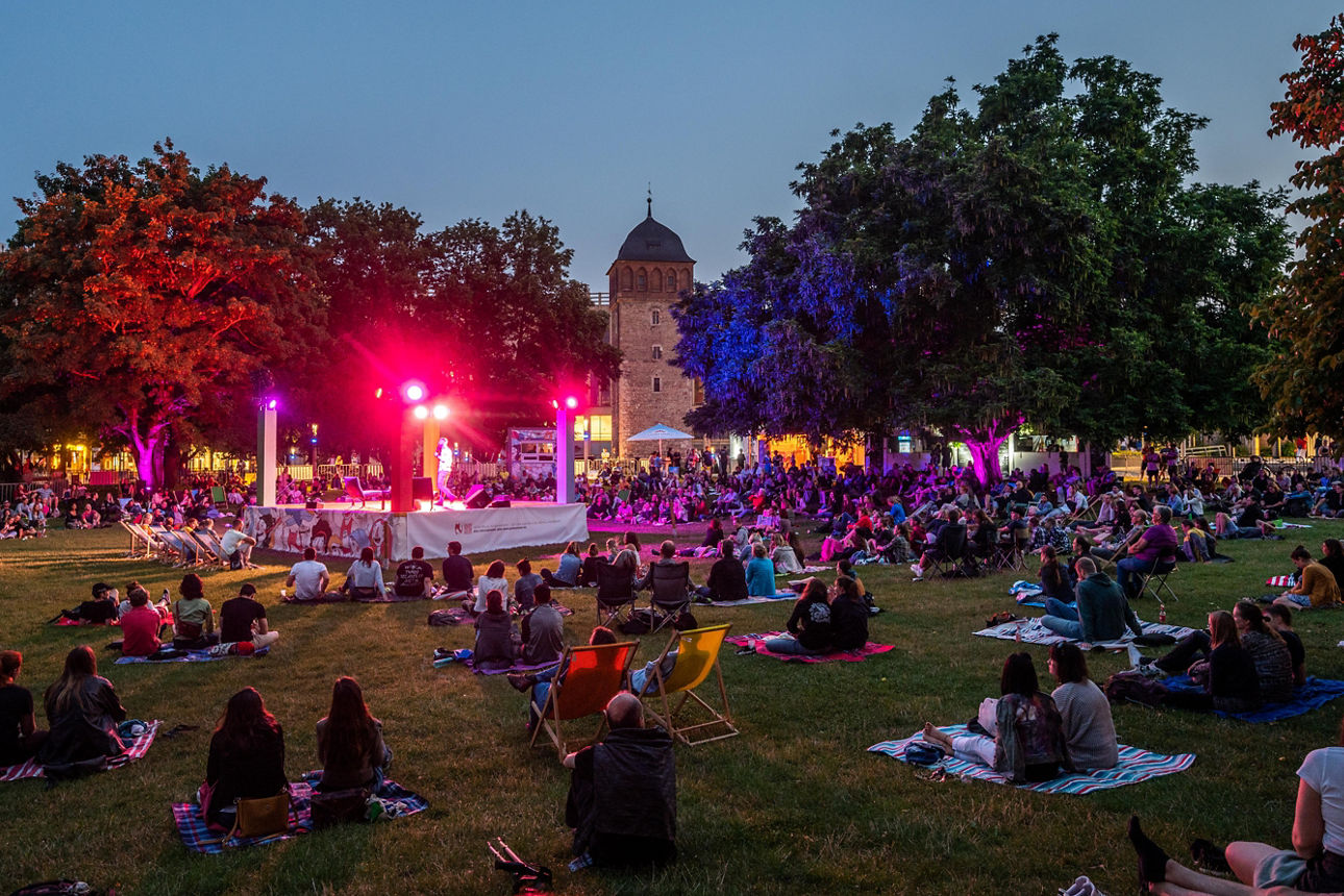 ++ am 23.07.2021 in Chemnitz (Sachsen) ++ Poetry Slam beim 5. Parksommer im Stadthallenpark Chemnitz. Der Parksommer läuft vom 22.7. bis 22.8. und bietet ein Programm mit Konzerten, Poetry Slam, Kinderveranstaltungen, Yoga & Co.