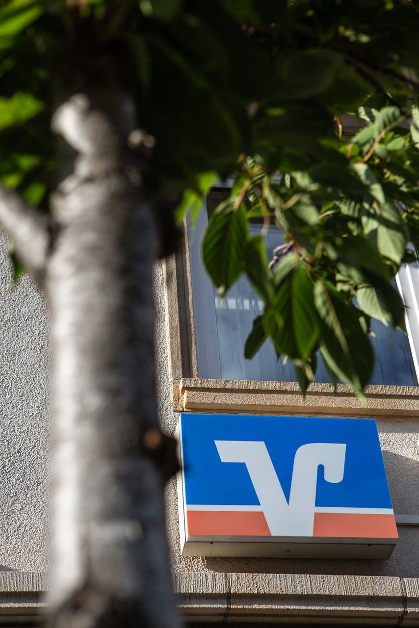 Unser Volksbanklogo an einer Hauswand