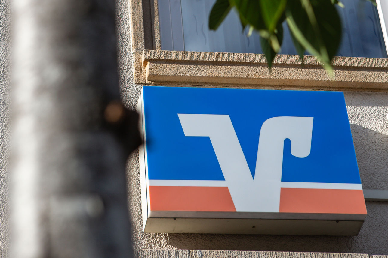 Unser Volksbanklogo an einer Hauswand