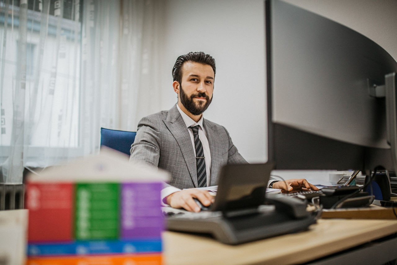 Ein Mann arbeitet am PC