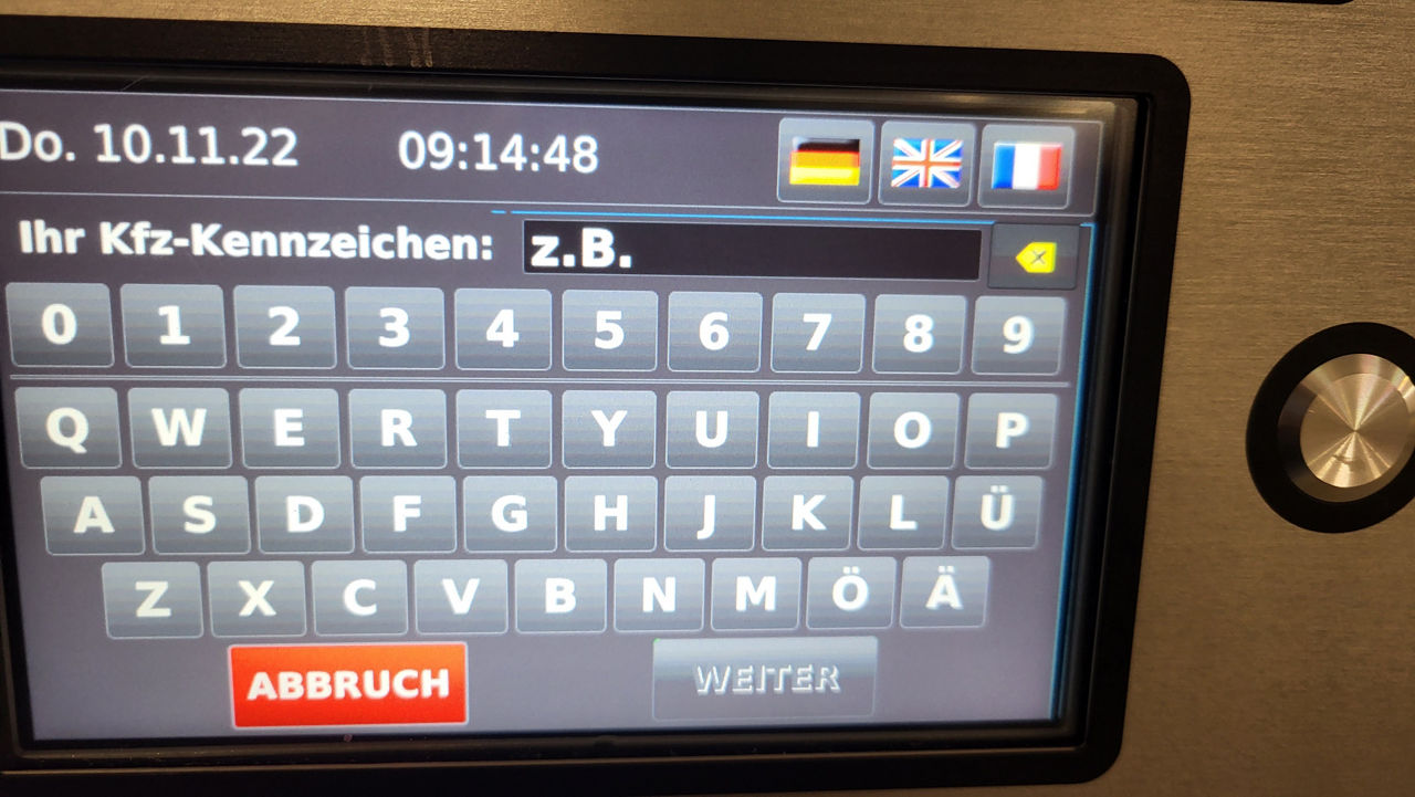 Kassenautomat-Display mit Tastatur zur Eingabe des Kfz-Kennzeichens.