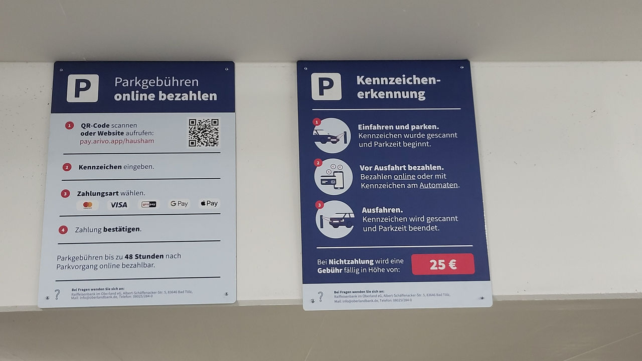 Hinweisschilder zur Online-Zahlung und 25 Euro Vertragsstrafe bei Nichtzahlung.