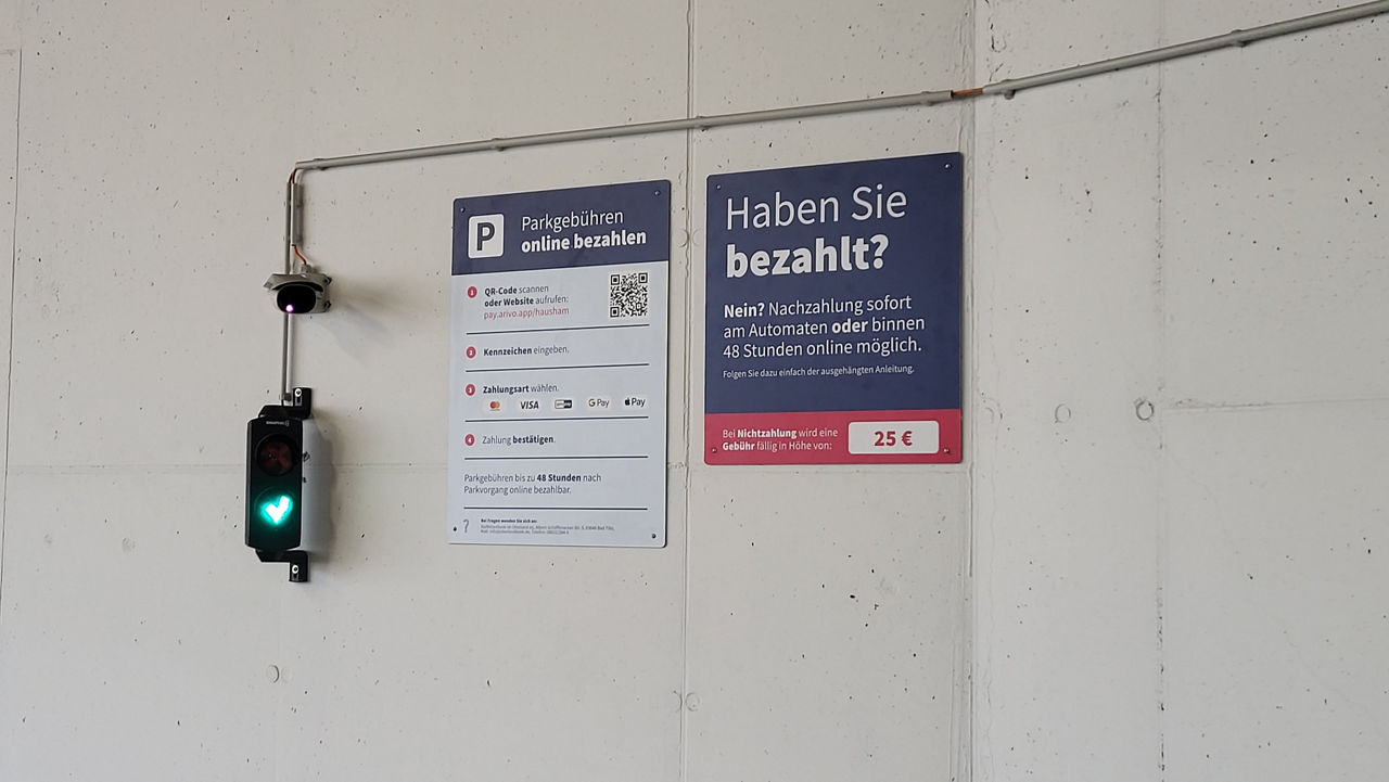 Hinweisschilder zur Online-Zahlung und 25 Euro Vertragsstrafe bei Nichtzahlung.