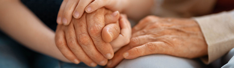 Zwei Menschen haben die Hände ineinander liegen