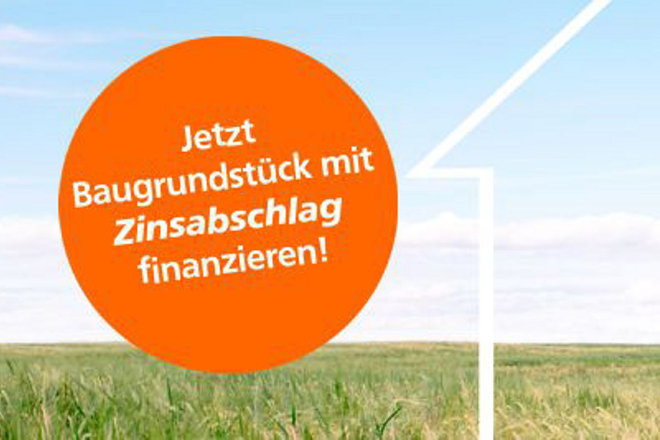 Junge Familie mit Kind steht auf einem Baugrundstück