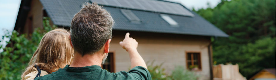 Ein Mann und eine Frau beobachten ein Haus