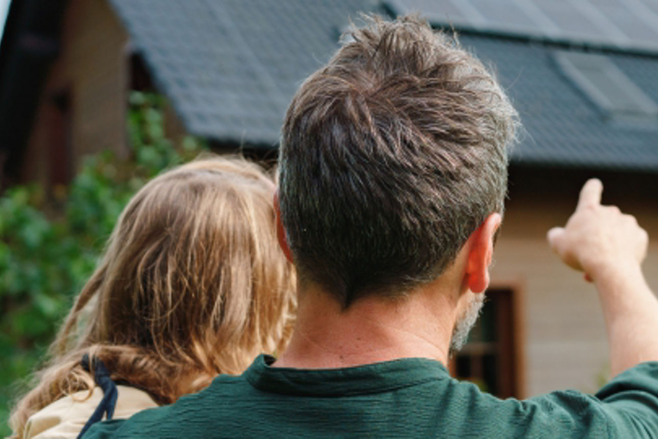 Ein Mann und eine Frau beobachten ein Haus
