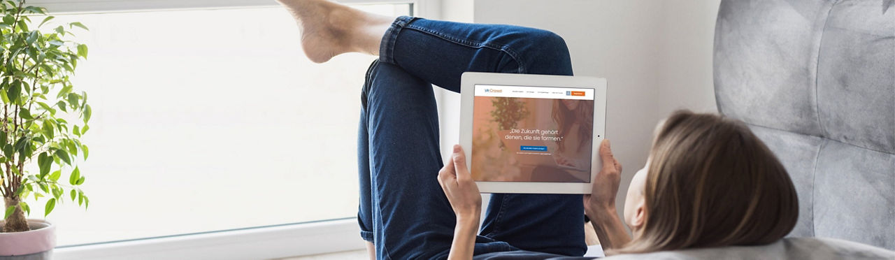 eine Frau, die auf das Tablet schaut