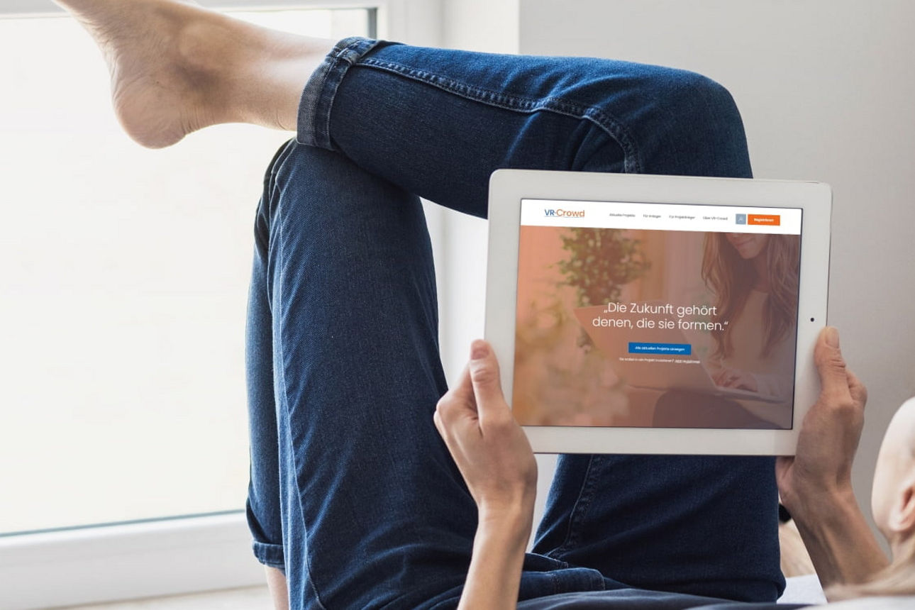 eine Frau, die auf das Tablet schaut