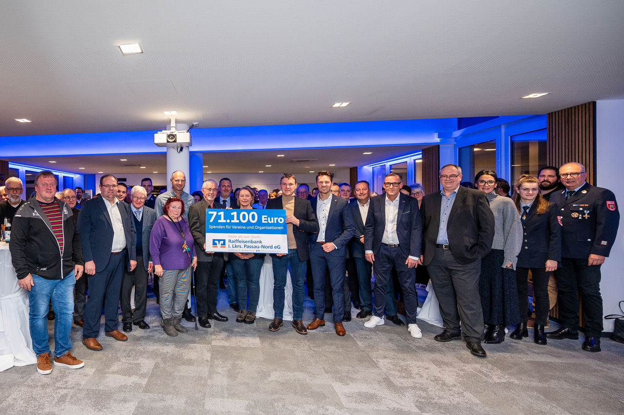 Ein Gruppenfoto mit dem Scheck über 71.100 Euro. 