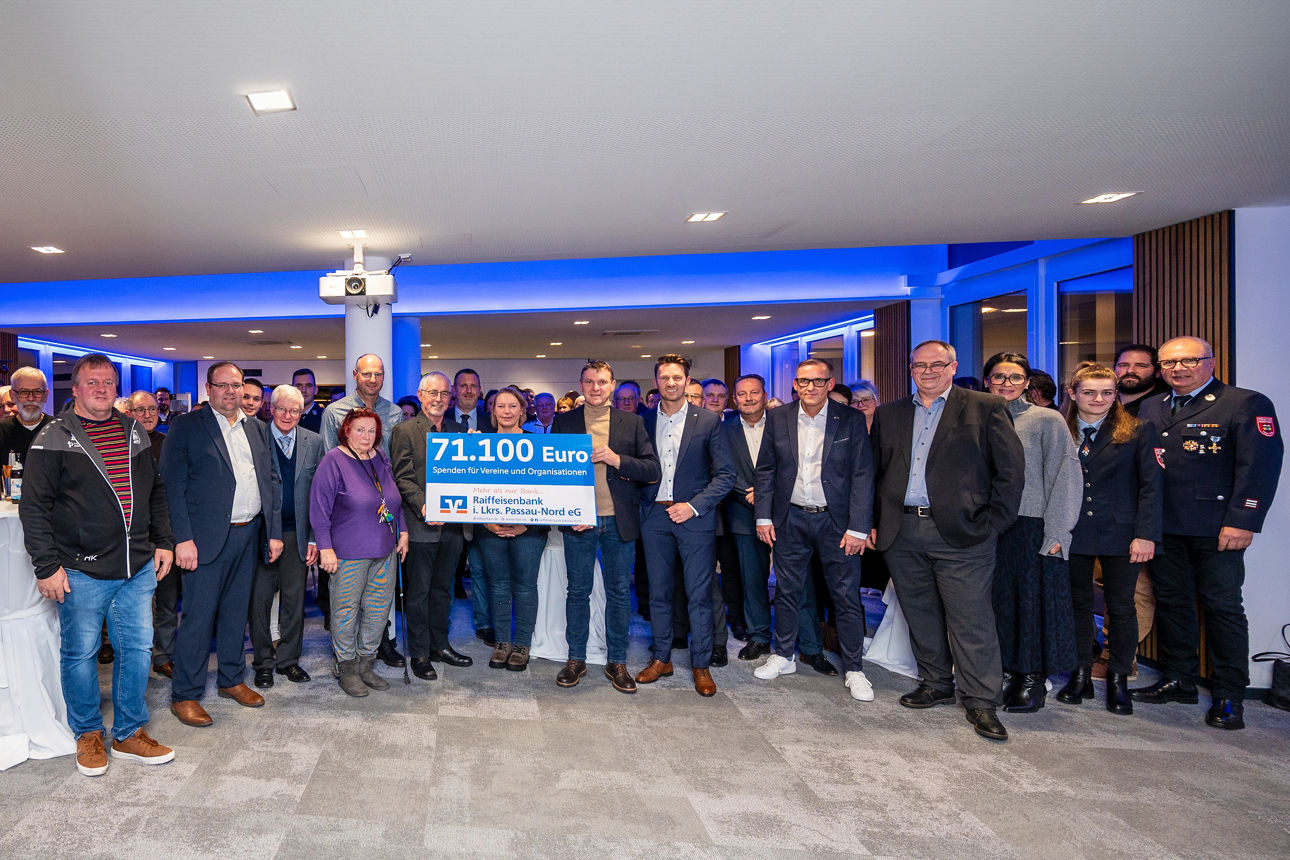 Ein Gruppenfoto mit dem Scheck über 71.100 Euro. 