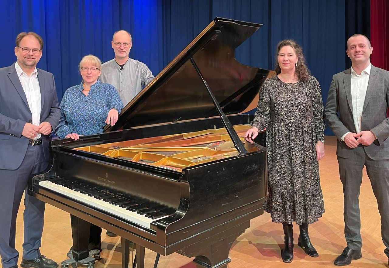 Die Projektinitiatoren vom Forum Bomlitz vor dem Steinway-Flügel