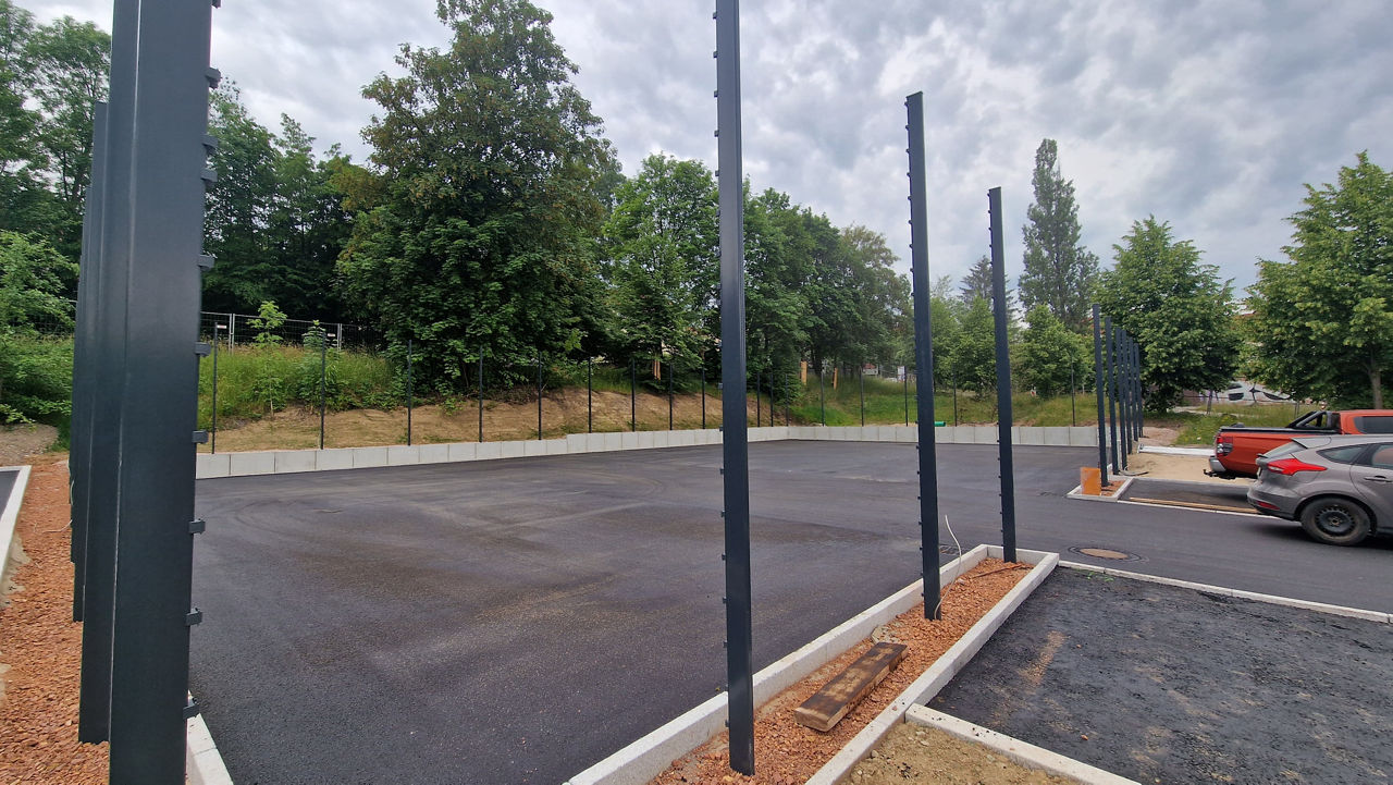 Neu asphaltierter Basketballplatz