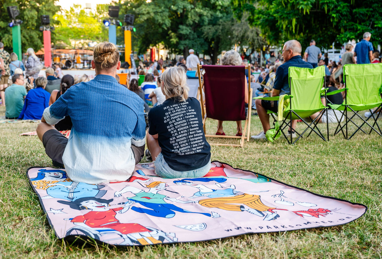 ++ am 16.07.2023 in Chemnitz (Sachsen) / Foto: Kristin Schmidt  ++  Parksommer Chemnitz 2023, Wunschkonzert Me&T auf der Bühne im Stadthallenpark.Im Bild: Die neue Picknickdecke