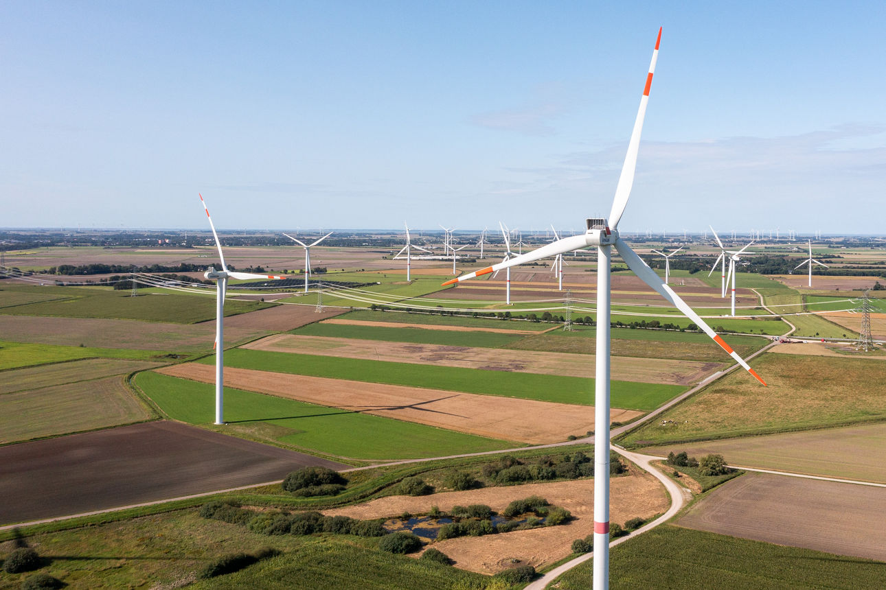 Drohnenaufnahme vom Windpark in Braderup