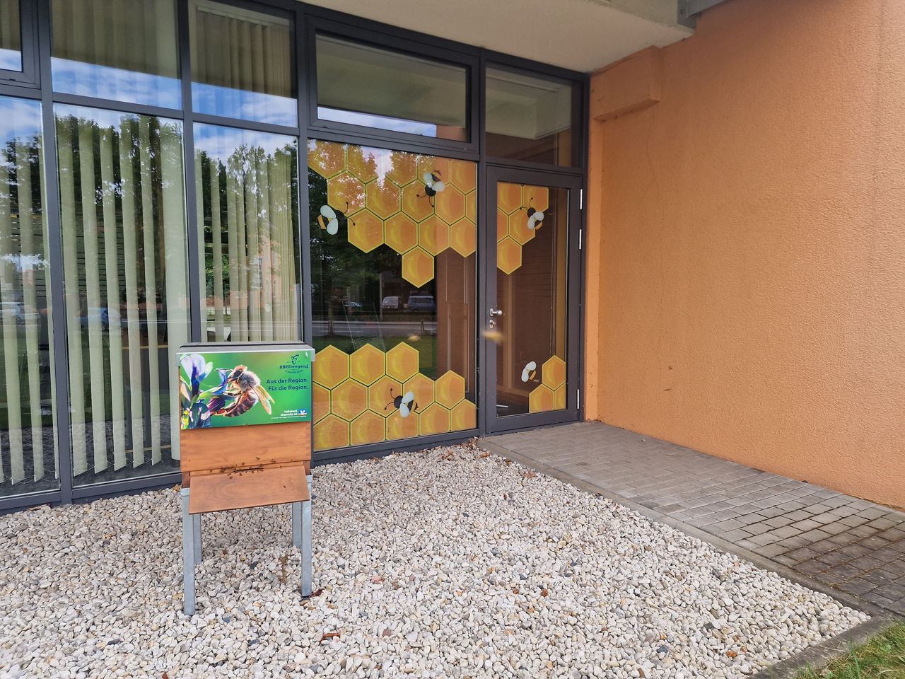 Bienenbeute an vor der Filiale Dresdner Straße