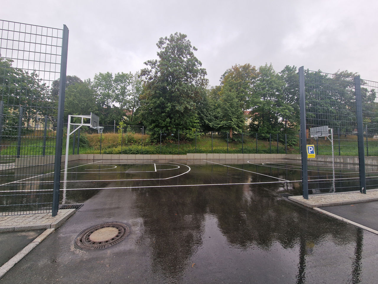 Blick auf den fertigen Basketballplatz