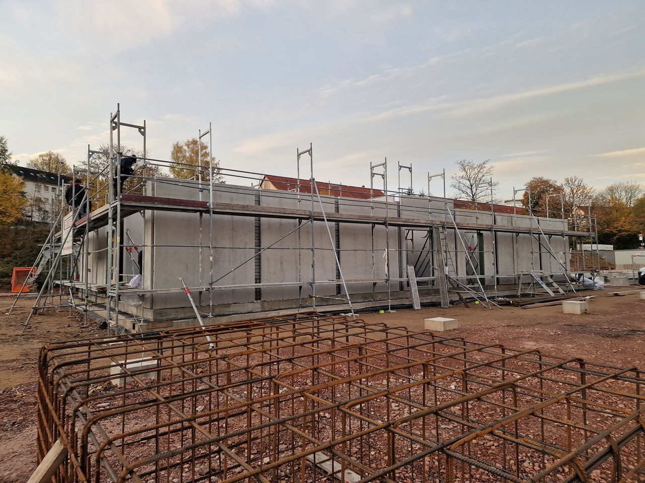 Rohbau der neuen Filiale mit den ersten Wänden