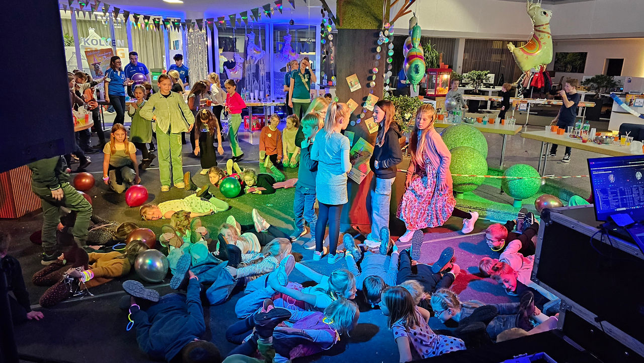 Eine Party, auf der Kinder und Studenten spielen