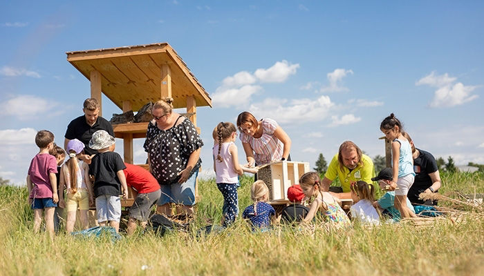 Kinder bauen unter Aufsicht einen Lebensturm