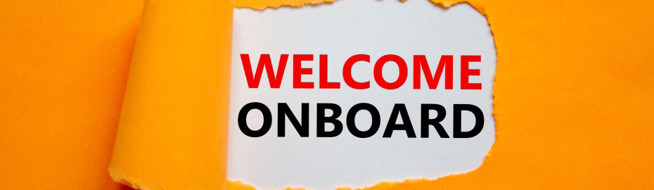 Ein weißes Blatt Papier mit der Aufschrift „WELCOME ONBOARD“ in roten und schwarzen Buchstaben 