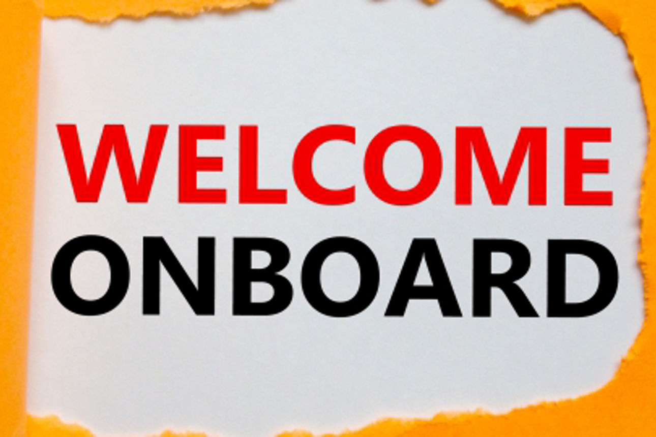 Ein weißes Blatt Papier mit der Aufschrift „WELCOME ONBOARD“ in roten und schwarzen Buchstaben 