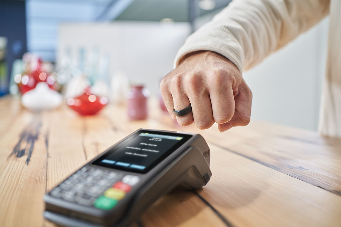 Mit Bezahlring am NFC fähigen Kartengerät bezahlen