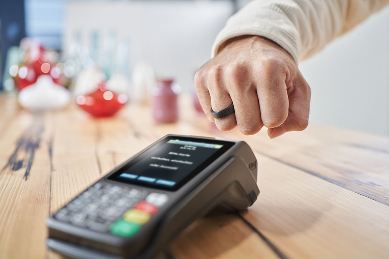 Mit Bezahlring am NFC fähigen Kartengerät bezahlen
