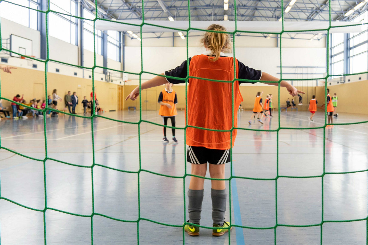 Ein Kind steht im Tor