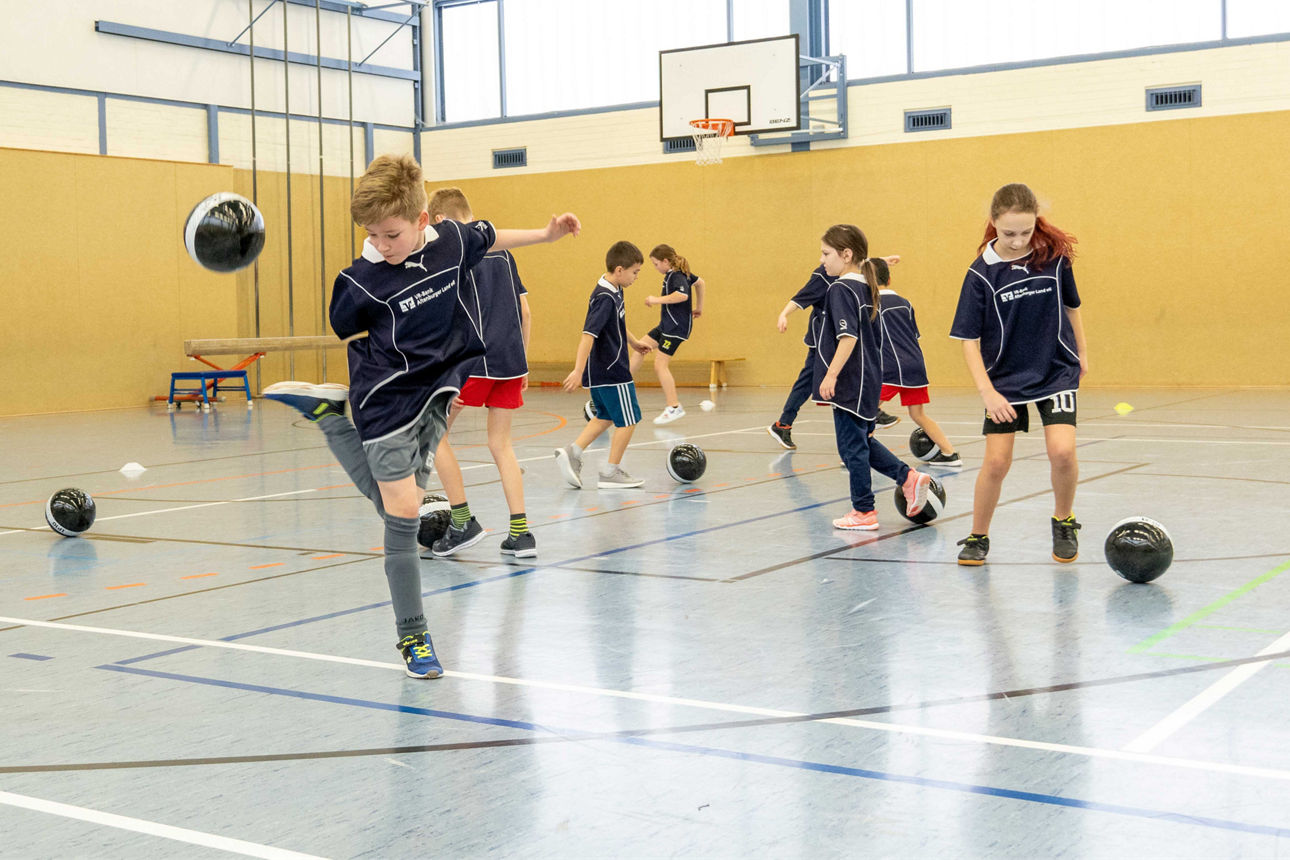 Teilnehmende Kinder spielen Fußball